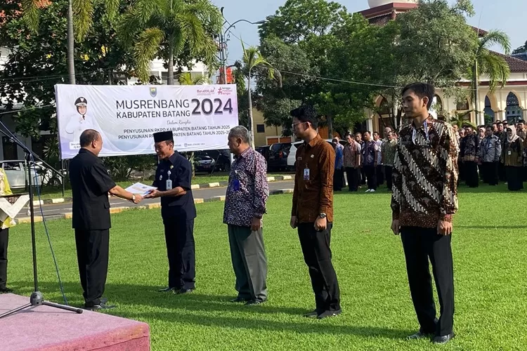 Pj Sekda Batang Ari Yudianto menyerahkan simbolis naik pangkat kepada ASN Kabupaten Batang. (dok)