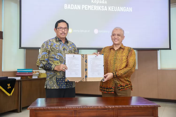 Pj Gubernur Jateng, Nana Sudjana menyerahkan Laporan Keuangan Pemerintah Daerah (LKPD) tahun 2023 ke BPK RI Perwakilan Provinsi Jawa Tengah, pada Kamis, 28 Maret 2024. (dok Humas Jateng.)
