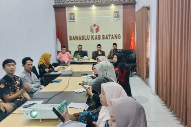  Bawaslu Batang melakukan evaluasi kehumasan (istimewa )