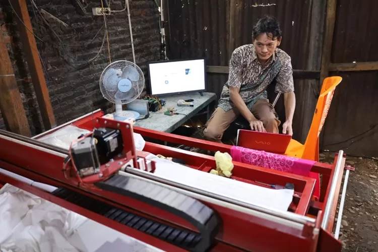 Suripto sedang mengoprasikan mesin pembatik otomatis (dok)