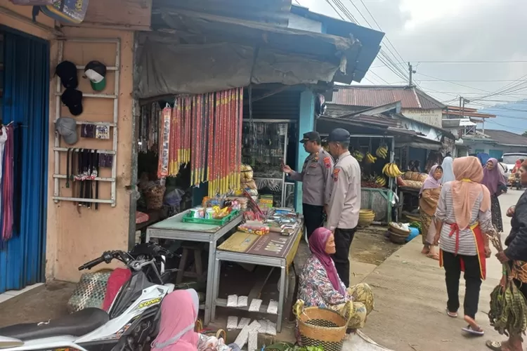 Polsek Bawang Batang mewaspadai uang palsu di pasar tradisional jelang Lebaran 2024