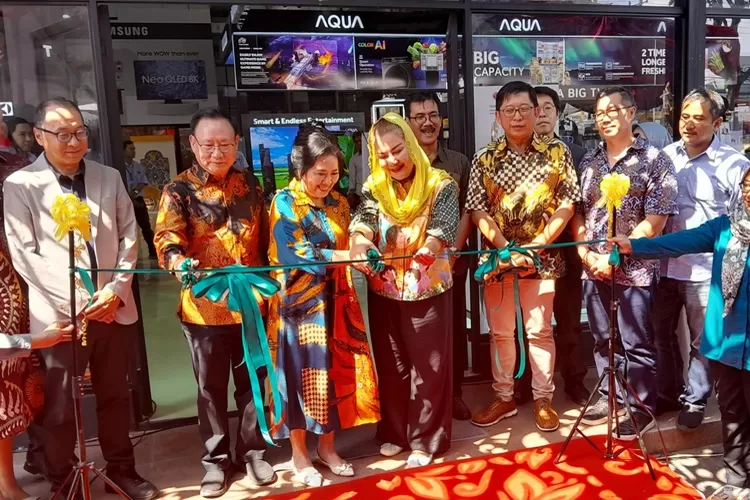 Peresmian Altanta Electronics Semarang yang dihadiri Wali Kota Hevearita Gunaryanti Rahayu. Di toko ini, AQUA Electronics juga memperkenalkan produknya.  (Ayosemarang.com/ Audrian Firhannusa)