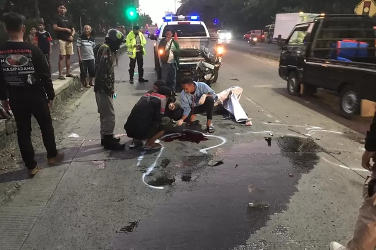 Para petugas kepolisian saat melakukan oleh TKP kecelakaan tabrak lari di Terminal Mangkang Semarang.  (Istimewa)
