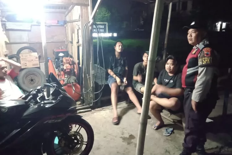 Anggota Polsek Patebon memberikan imbauan Kamtibmas kepada sekelompok remaja yang sedang kumpul-kumpul dipinggir jalan.  (Edi Prayitno/ kontributor Kendal)