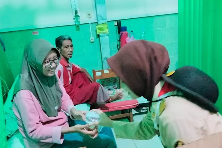 Anggota Pramuka Batang membagikan takjil kepada keluarga atau penunggu pasien RSUD Batang. (dok)