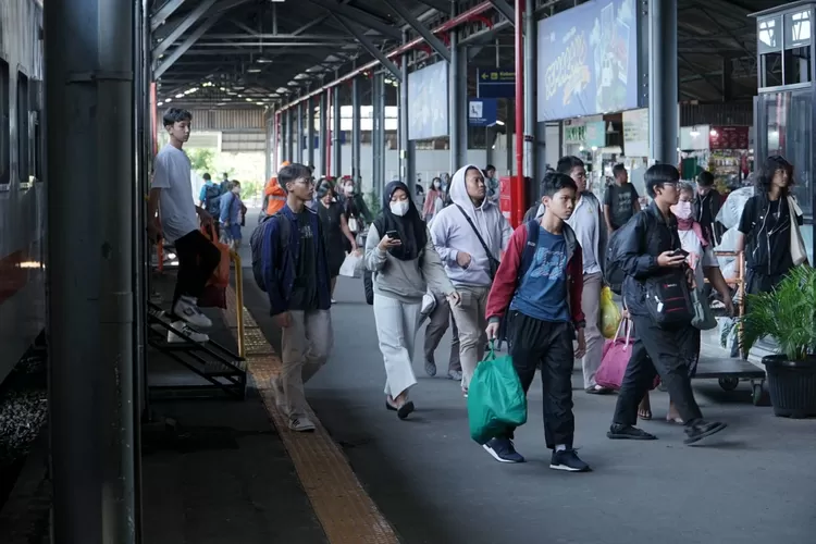 Penumpang kereta api turun di stasiun Tawang Semarang. (dok PT KAI Daop IV Semarang.)