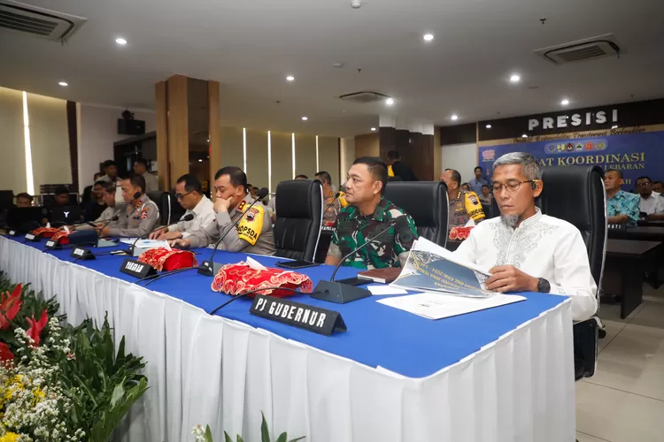 Sekda Jateng Sumarno saat rapat koordinasi persiapan angkutan Lebaran 2024 Provinsi Jateng di Mapolda Jateng, Minggu, 31 Maret 2024. (dok Humas Jateng.)