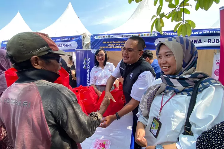 Pertamina Patra Niaga RJBT dan Himpunan Hiswana Migas Kota Semarang turut meramaikan kegiatan &lsquo;Gerakan Pangan Murah Serentak dan Bazaar Ramadhan Kota Semarang&rsquo;  di Balai Kota  Semarang, Senin 1 April 2024. (dok Pertamina Patra Niaga RJBT.)