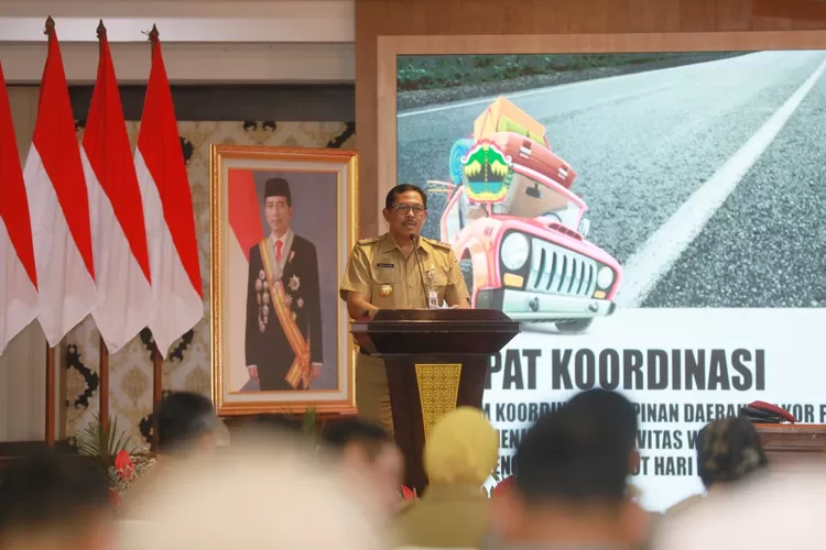 Penjabat (Pj) Gubernur Jawa Tengah Nana Sudjana saat memberikan arahan dalam Rakor Forkopimda dalam menyambut Idulfitri di Gedung Gradhika Bhakti Praja Semarang, Senin, 1 April 2024. (dok Humas Jateng.)