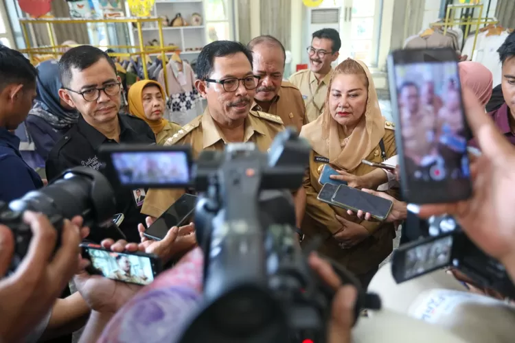 Penjabat (Pj) Gubernur Jawa Tengah, Nana Sudjana memastikan pasokan pangan dan energi di wilayahnya aman selama lebaran 2024.  (dok Humas Jateng.)