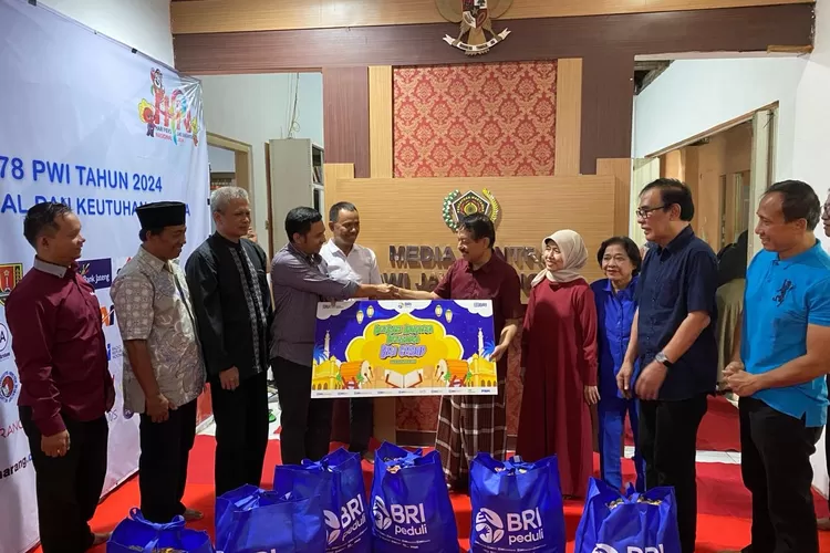 Penyerahan bingkisan diserahkan perwakilan BRI Semarang kepada Ketua PWI Jateng Amir Machmud NS didampingi Ketua IKWI Jateng Ummi Munawaroh. (dok)