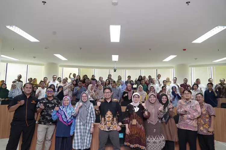 Pelatihan Audit Internal ISO 21001:2018 dan Penyusunan Daftar Pertanyaan Klausul ISO untuk 68 auditor internal, pada Senin, 01 April 2024, di Ruang Telekonferensi, Gedung Menara USM. (dok USM.)