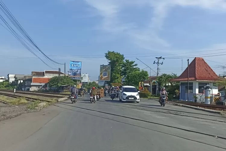 Perlintasan KA di jalan raya Kaliwungu yang dijaga PT KAI.  (edi prayitno/kontributor kendal)