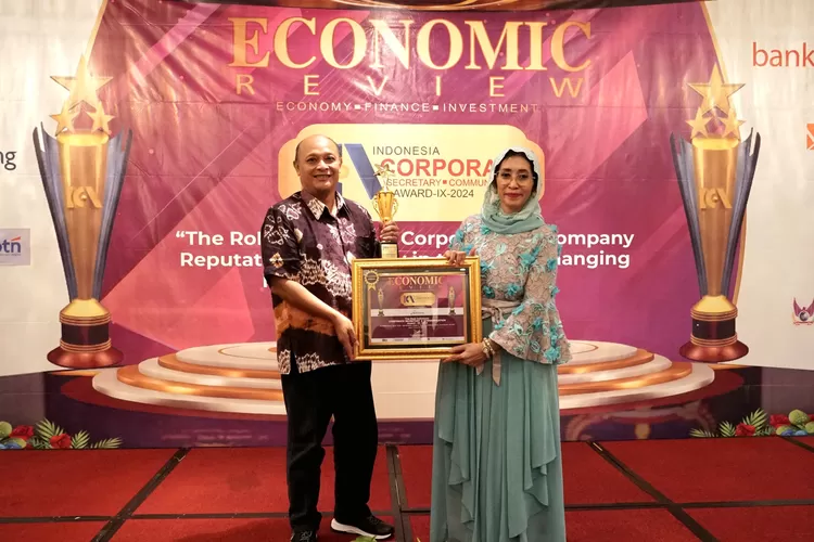 Corporate Secretary Bank Jateng, Herry Nunggal Supriyadi saat menerima penghargaan The Best Corporate Secretary 2024 berupa Platinum Award. (dok Bank Jateng.)