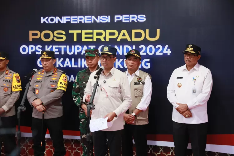 Pj Gubernur Jateng, Nana Sudjana disela mendampingi Menko PMK, Menteri Perhubungan, Panglima TNI, dan Kapolri mengecek Posko Lebaran 2024 di Gerbang Tol Kalikangkung, Kota Semarang, Rabu, 3 April 2024. (dok Humas Jateng.)