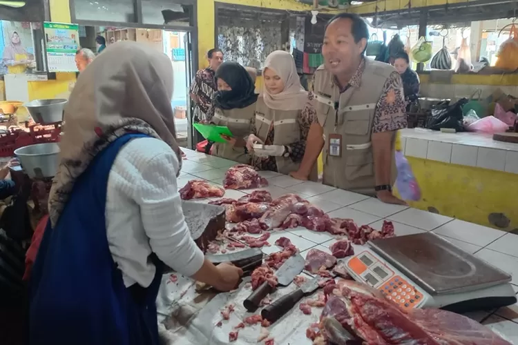 Petugas DPP Kendal mengecek daging sapi di Pasar Sukorejo mengantisipasi adanya daging glonggongan.  (Edi Prayitno/kontributor Kendal)