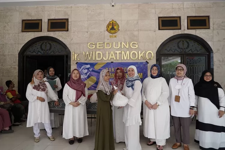  Ikatan Ibu-Ibu USM Gelar Bakti Sosial Pembagian Sembako
