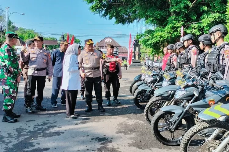 Kapolres Batang, AKBP Nur Cahyo Ari Prasetyo, Penjabat (Pj) Bupati Batang, Lani Dwi Rejeki dan Dandim Batang, Letkol Inf Ahmad Alam Budiman cek kesiapan arus mudik Lebaran 2024.