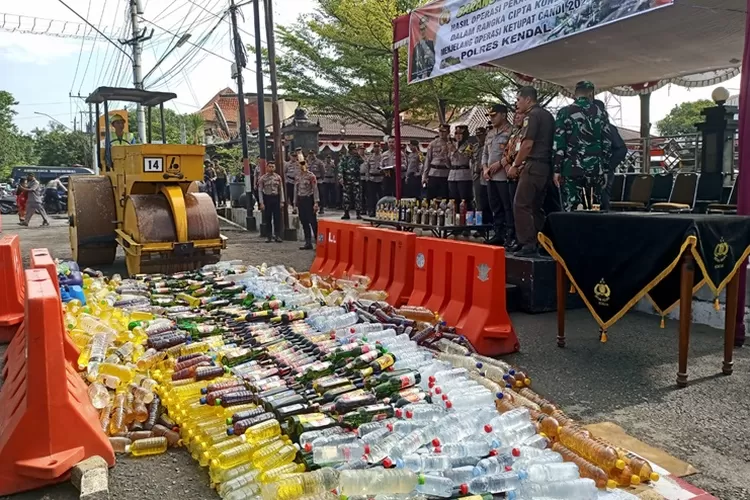 Pemusnahan ribuan botol miras berbagai merek hasil operasi pekat Polres Kendal dimusnahkan Kamis 4 april 2024.  (edi prayitno/kontributor Kendal)