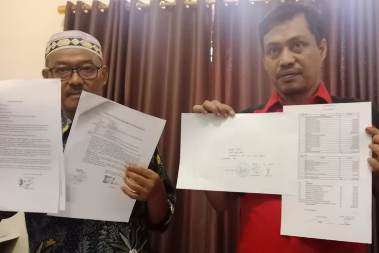 Kepala KSP Bhina Raharja Cabang Batang Fauzan bersama karyawanya tunjukan bukti penggelapam uang mantan karyawannya.  (Muslihun/Kontributor Batang)