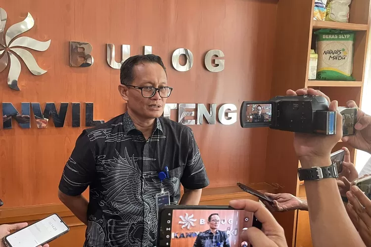Pemimpin Wilayah Perum Bulog Jateng, Sopran Kenedi saat diwawanca media, Jumat 5 April 2024. (dok Bulog Jateng.)