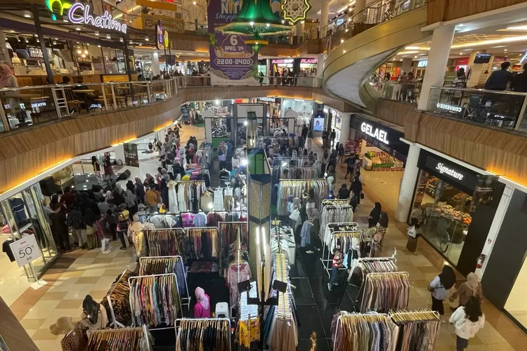 Mal Ciputra Semarang  menggelar diskon besar-besaran di tiga hall yang berada di lantai dasar, yaitu atrium, sayap barat, dan sayap timur. (arri widiarto)