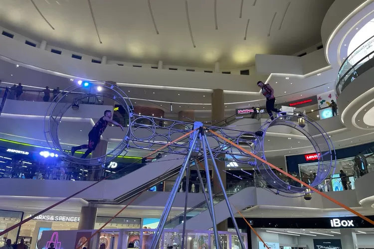 Aksi kelas dunia dkrobat &ldquo;Wheel of Wonders&rdquo; saat pemanasan di The Park Semarang, Kamis 4 April 2024 malam. (arri widiarto)