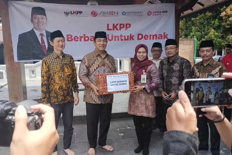 Kepala Lembaga Kebijakan Barang/Jasa Pemerintah (LKPP), Hendrar Prihadi memberikan bantuan kepada korban banjir di Demak. (dok LKPP.)
