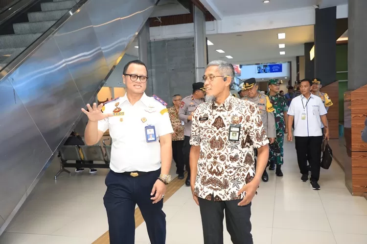 Sekda Jateng Soemarno (kanan) dan Kepala Terminal Mangkang Semarang Reno Adi Pribadi saat mengecek kesiapan puncak arus mudik.  (Humas Jateng)