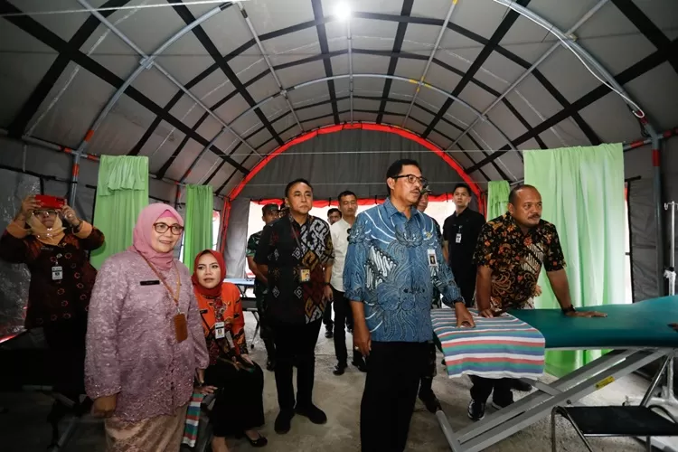 PJ Gubernur Jateng Nana Sudjana saat meninjau rest area fungsional di KM 44B ruas Tol Solo-Bawen milik Pemprov Jateng.  (Humas Jateng)