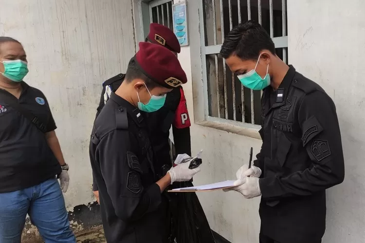 Polsuspas Lapas Kelas IIB Batang saat melakukan penggeledahan.