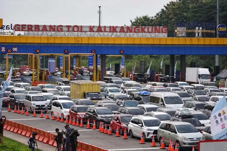 One Way Lokal diterapkan di Jawa Tengah karena volume kendaraan meningkat. (Ayosemarang.com/ Audrian Firhannusa)