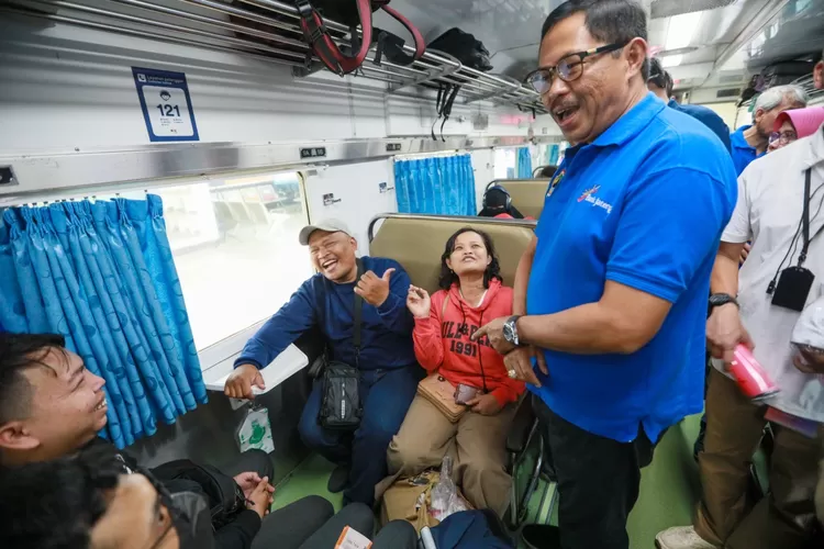 Gubernur Jawa Tengah, Nana Sudjana  berbincang dengan peserta mudik gratis kereta api dari Jakarta ke Jateng, pada Minggu, 7 April 2024. (dok Humas Jateng.)