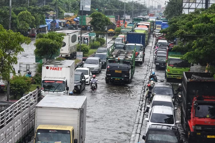 Banjir di Kaligawe Semarang yang juga merupakan dampak rob. Pemudik diminta waspadai fenomena Supermoon.  (Ayosemarang.com/ Audrian Firhannusa)
