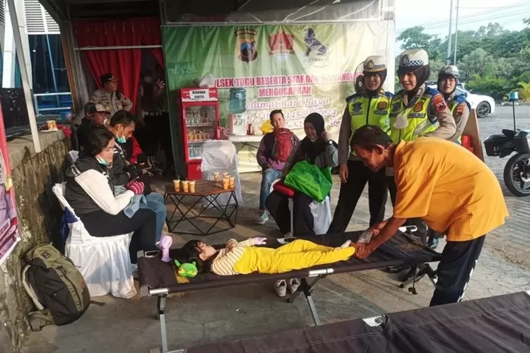 Layanan pijat gratis di Terminal Mangkang yang disediakan oleh Polrestabes Semarang.  (Polrestabes)