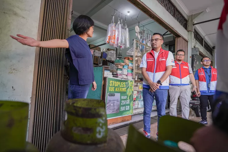 Direktur Pemasaran Regional PT Pertamina Patra Niaga melakukan pemantauan langsung ke pangkalan LPG 3 kg di Kota Semarang.  (dok Pertamina Patra Niaga Jawa  Bagian Tengah.)