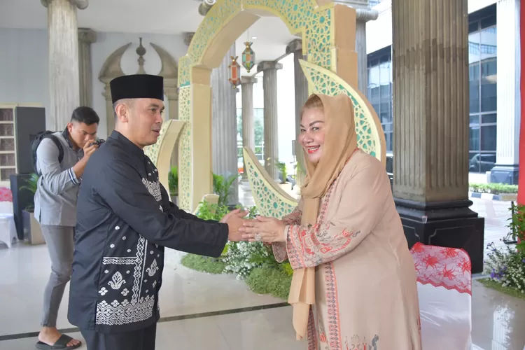 Open house digelar Wali Kota Semarang, Hevearita Gunaryanti Rahayu usai pelaksanaan Sholat Idul Fitri di Halaman Balai Kota Semarang, Rabu 10 April 2024. (dok Humas Pemkot Semarang.)