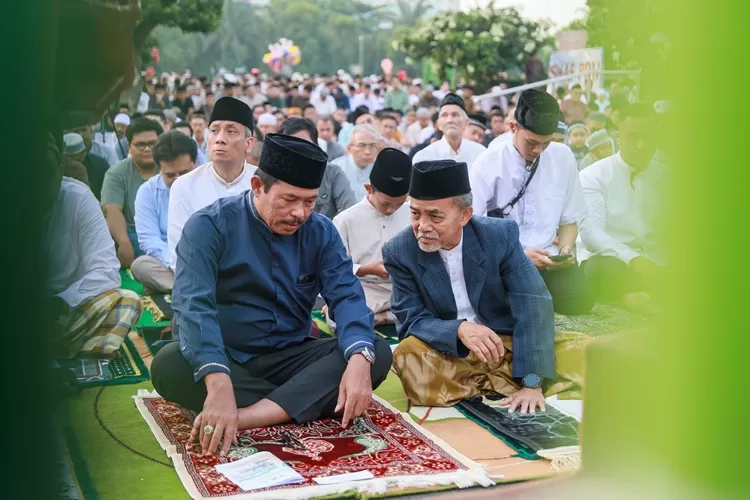 PJ Gubernur Jateng Nana Sudjana saat sholat Idul Fitri di Semarang.  (Humas Jateng)
