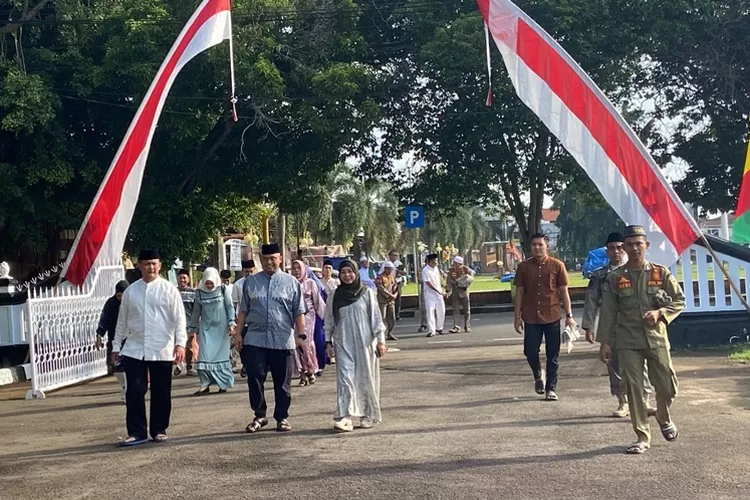 Pj Bupati Batang Lani Dwi Rejeki Masjid Masjid Agung Darul Muttaqim di Batang pada 10 April 2024.