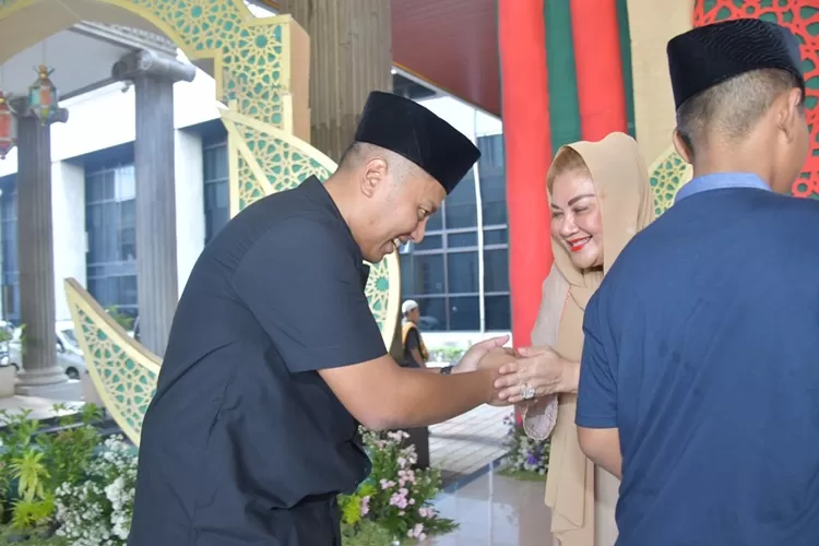 Ade Bhakti saat menyalami Mbak Ita dalam acara Open House di Balaikota Semarang.  (Istimewa)