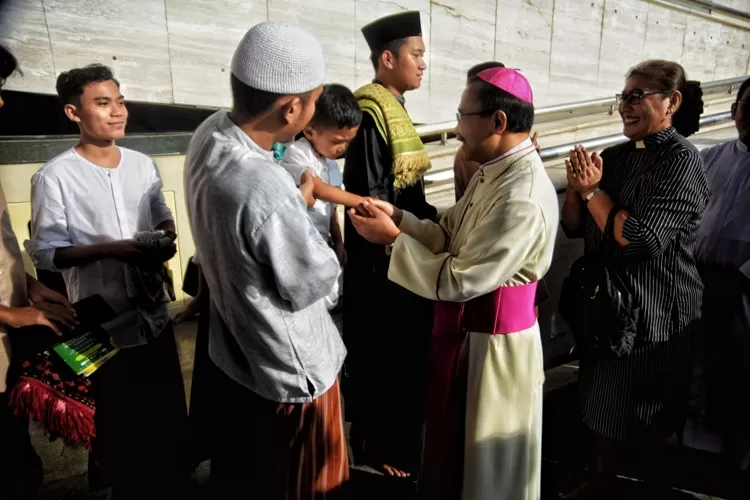 Keuskupan Agung Semarang dan umat lintas agama memberikan ucapan selamat kepada jemaah Masjid Agung Jawa Tengah usai sholat Idul Fitri.  (Ayosemarang.com/ Audrian Firhannusa)