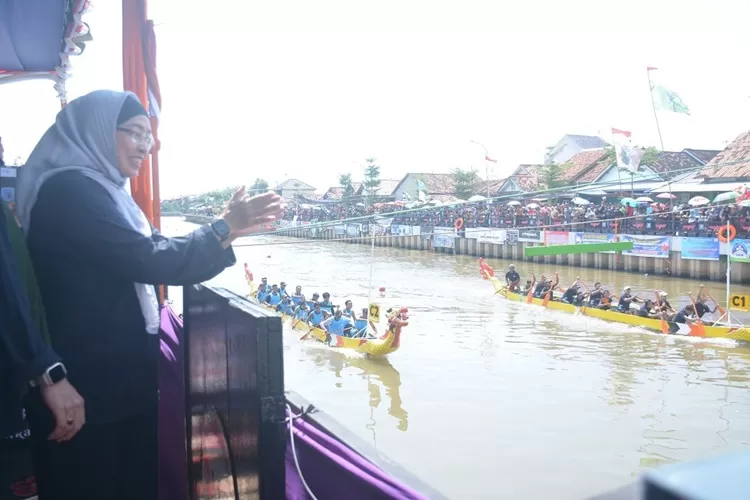Penjabat Bupati Batang Lani Dwi Rejeki saa menonton Lomba Dayung Tradisional.