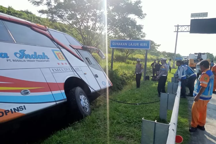 Bus Rosalia Indah yang kecelakaan di Tol Batang-Semarang. Polisi tetapkan sopir sebagai tersangka.  (Ayosemarang.com/Muslihun)