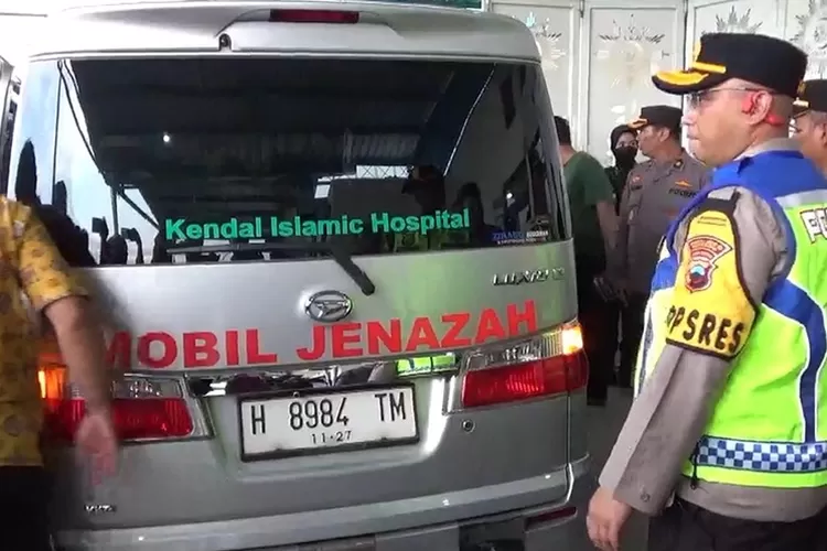 Kapolres Batang, AKBP Nur Cahyo Ari Prasetyo, saat mengawal tujuh jenazah dari kecelakaan tunggal Bus Rosalia Indah.