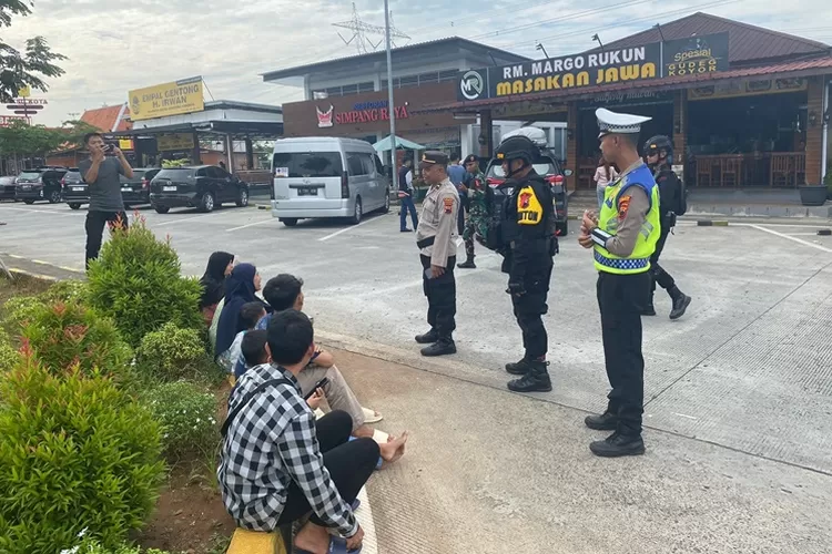 Petugas melakukan pengamanan di pos PAM rest area 389 Tol Batang Semarang.  (Edi Prayitno/ kontributor Kendal)