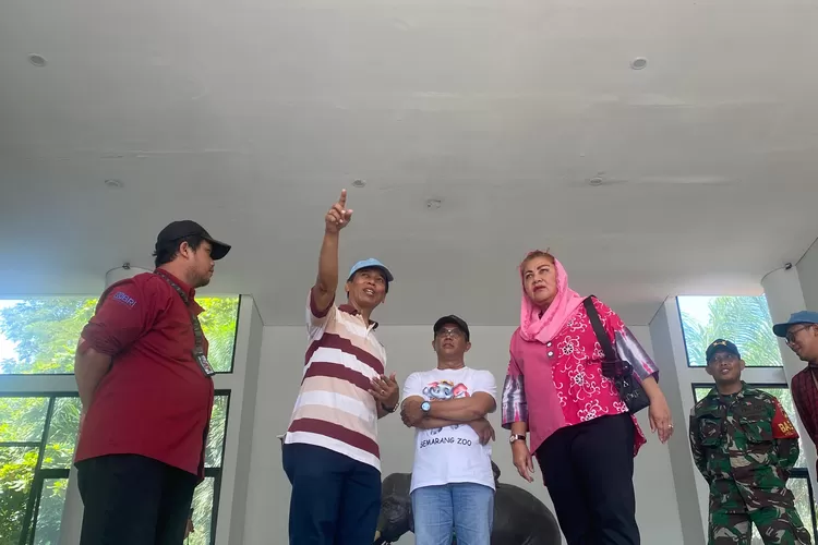 Wali Kota Semarang Hevearita Gunaryanti Rahayu melakukan tinjauan ke destinasi wisata Taman Satwa Mangkang atau yang dikenal dengan Semarang Zoo, Sabtu 13 April 2024. (dok Humas Pemkot Semarang.)