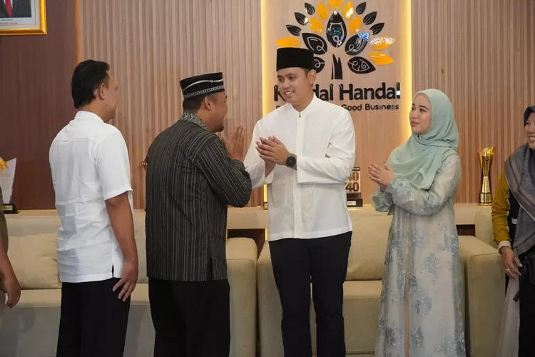 Bupati Kendal Dico M Ganinduto dan istri saat open house. (Edi Prayitno/kontributor Kendal)