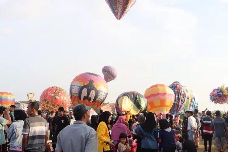 suasana Pekalongan Ballon Festival 202 di lapangan Setono