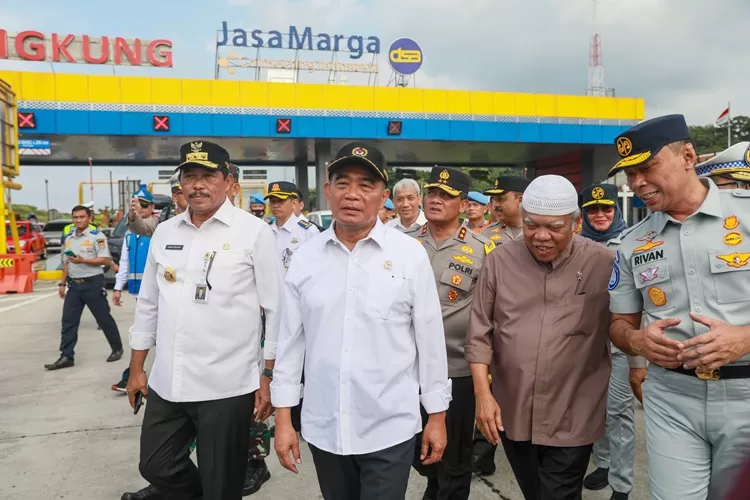 PJ Gubernur Jateng Nana Sudjana (kiri) saat melepas One Way Arus Balik di Tol Kalikangkung bersamaa sejumlah menteri.  (Humas Jateng)