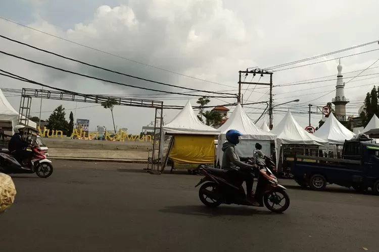 Sejumlah stand untuk pedagang mulai didirikan dilokasi syawalan Kaliwungu depan Masjid Al Muttaqin.  (Edi Prayitno/kontributor Kendal)